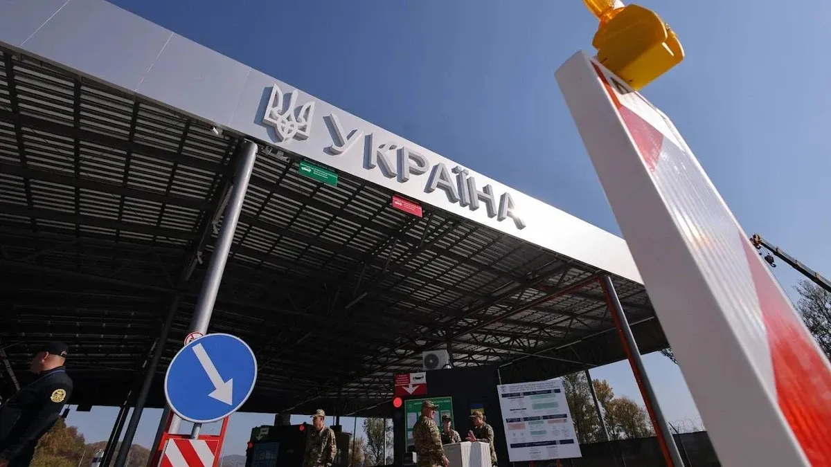 Ілюстрація до матеріалу: Потік на виїзд зріс на 5,6% з початком канікул, на ПП з Польщею накопичилися автобуси – дані Держприкордонслужби