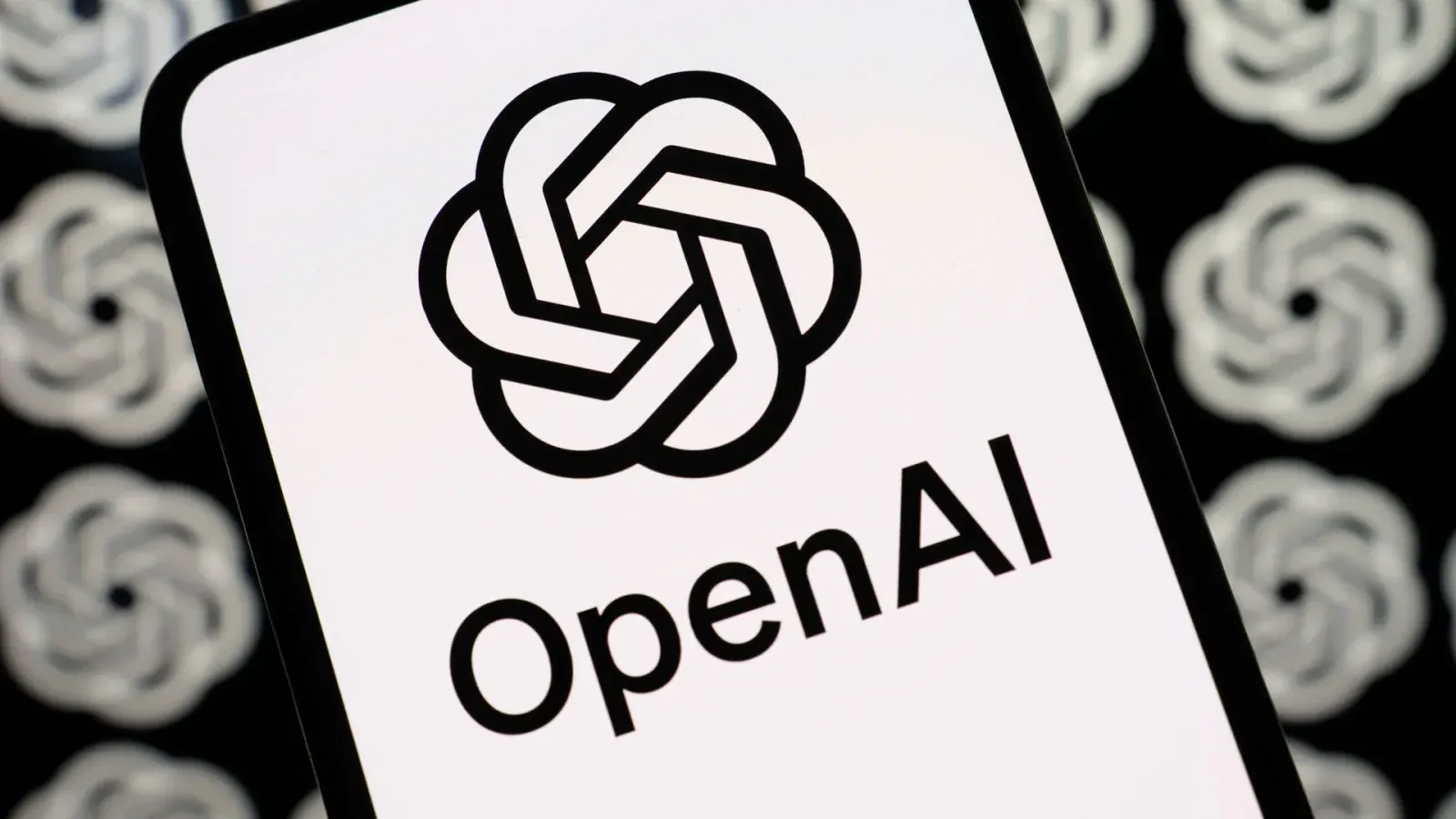 Логотип OpenAI на екрані смартфона