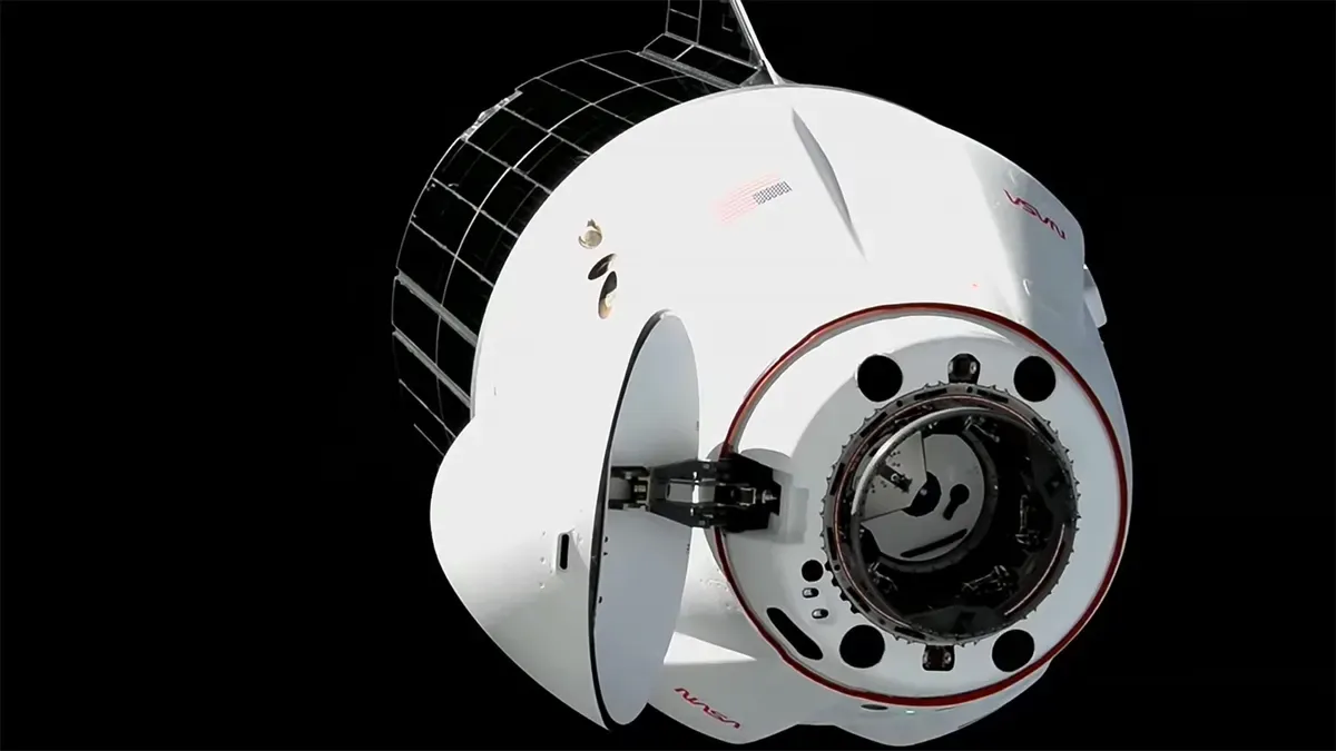 Корабель SpaceX Dragon під час зближення з Міжнародною космічною станцією