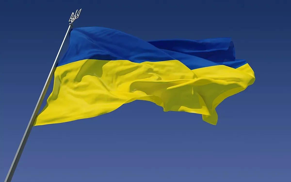 Прапор України на тлі блакитного неба